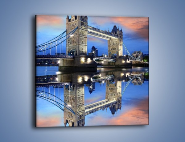 Obraz na płótnie – Tower Bridge w odbiciu wody – jednoczęściowy kwadratowy AM083
