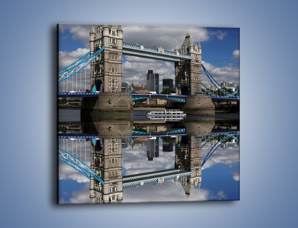Obraz na płótnie – Tower Bridge w lustrzanym odbiciu wody – jednoczęściowy kwadratowy AM084