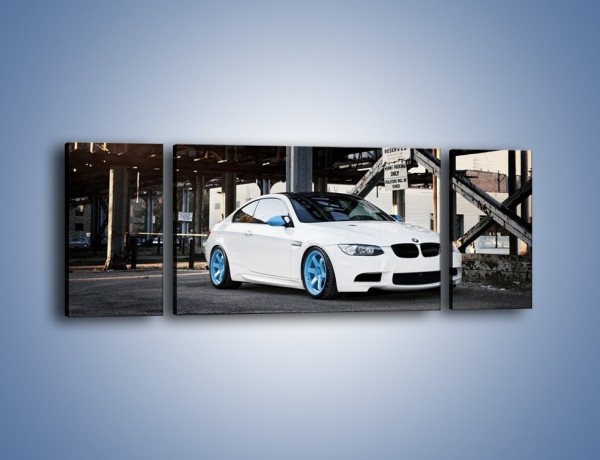 Obraz na płótnie – BMW E92 M3 Coupe pod starym mostem – trzyczęściowy TM088W5