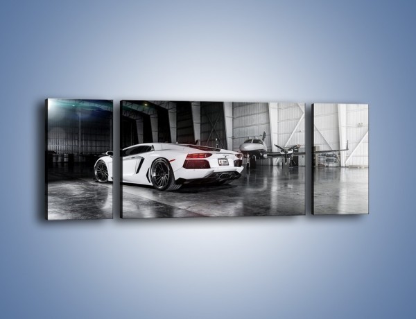 Obraz na płótnie – Lamborghini Aventador i samolot w tle – trzyczęściowy TM204W5