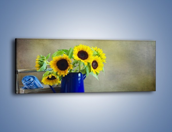 Obraz na płótnie – Słoneczniki w niebieskiej konewce – jednoczęściowy panoramiczny K420