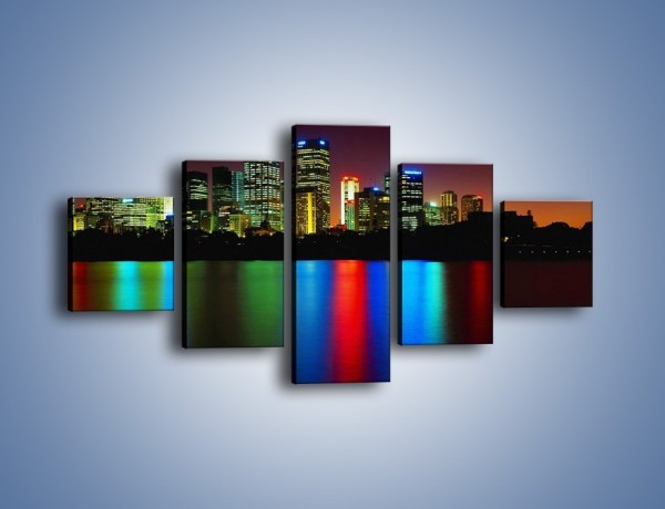 Obraz na płótnie – Odbicie kolorowych świateł miasta w wodzie – pięcioczęściowy AM146W1