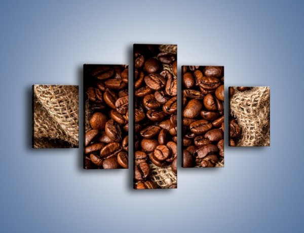 Obraz na płótnie – Ziarna kawy schowane w ciemnym worku – pięcioczęściowy JN660W1