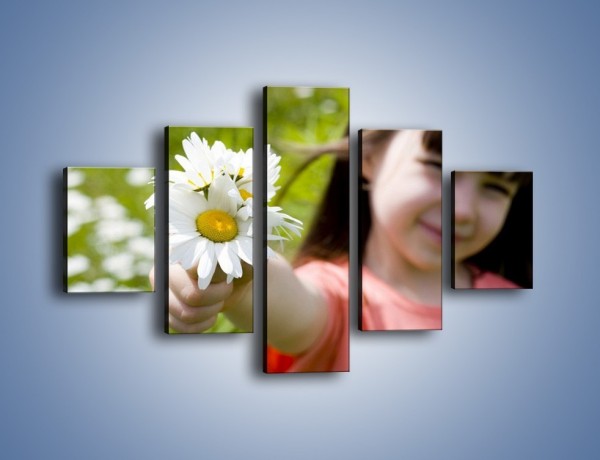 Obraz na płótnie – Kwiatki od małej dziewczynki – pięcioczęściowy L255W1