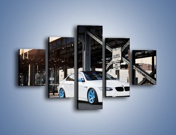 Obraz na płótnie – BMW E92 M3 Coupe pod starym mostem – pięcioczęściowy TM088W1