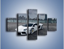 Obraz na płótnie – Lamborghini Aventador na tle miasta – pięcioczęściowy TM197W1