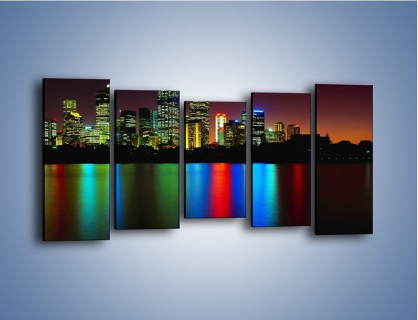 Obraz na płótnie – Odbicie kolorowych świateł miasta w wodzie – pięcioczęściowy AM146W2