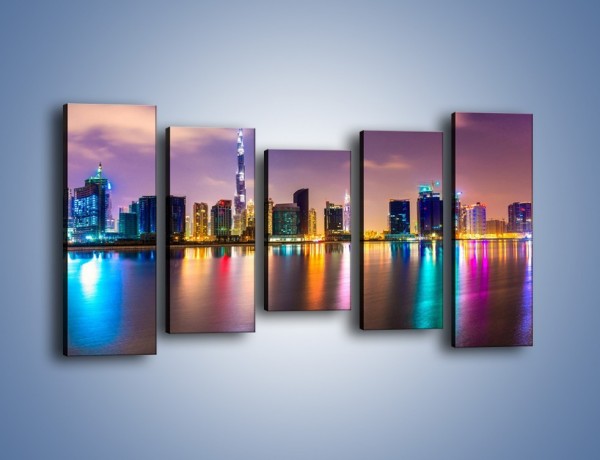 Obraz na płótnie – Światła Dubaju odbite w wodzie – pięcioczęściowy AM761W2