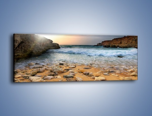 Obraz na płótnie – Kamienista plaża o poranku – jednoczęściowy panoramiczny KN043