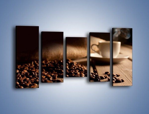 Obraz na płótnie – Ziarna kawy na drewnianym stole – pięcioczęściowy JN457W2