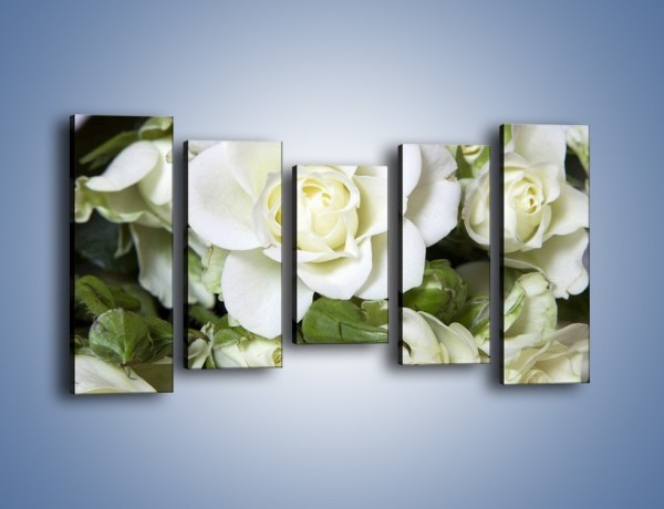 Obraz na płótnie – Białe róże na stole – pięcioczęściowy K131W2