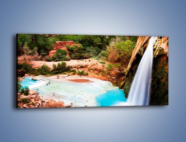 Obraz na płótnie – Zabawy przy wodospadzie – jednoczęściowy panoramiczny KN095