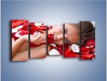 Obraz na płótnie – Relaks w płatkach róż – pięcioczęściowy L022W2