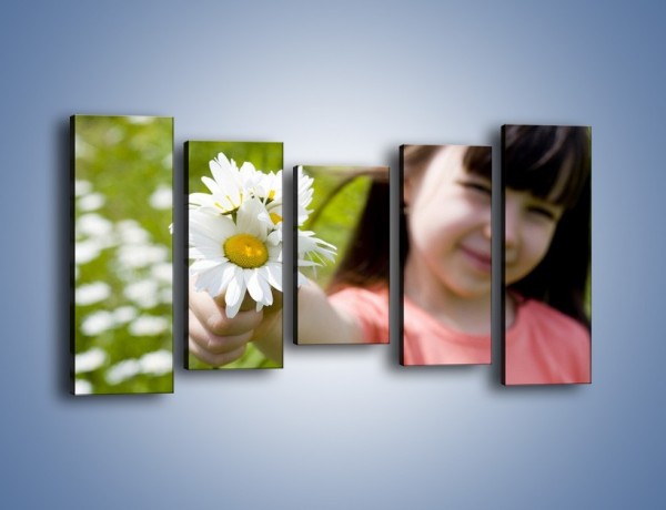 Obraz na płótnie – Kwiatki od małej dziewczynki – pięcioczęściowy L255W2