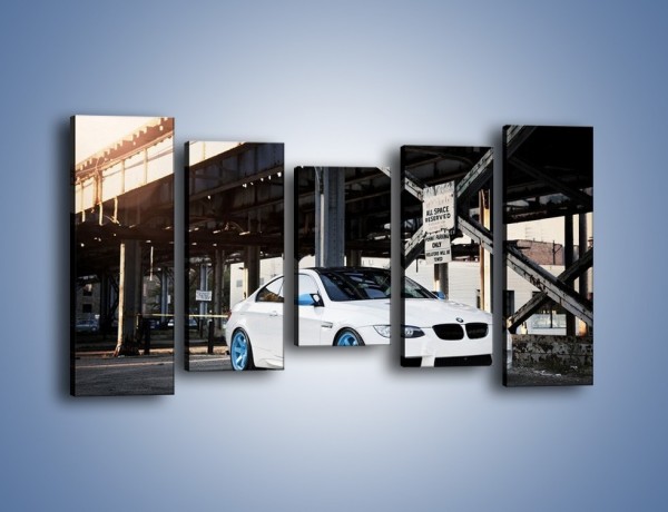 Obraz na płótnie – BMW E92 M3 Coupe pod starym mostem – pięcioczęściowy TM088W2