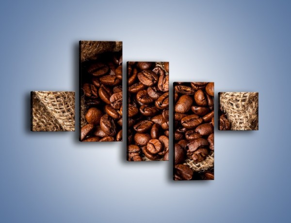 Obraz na płótnie – Ziarna kawy schowane w ciemnym worku – pięcioczęściowy JN660W3
