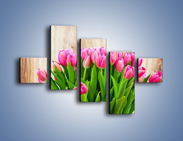 Obraz na płótnie – Różowe tulipany na drewnianym stole – pięcioczęściowy K937W3