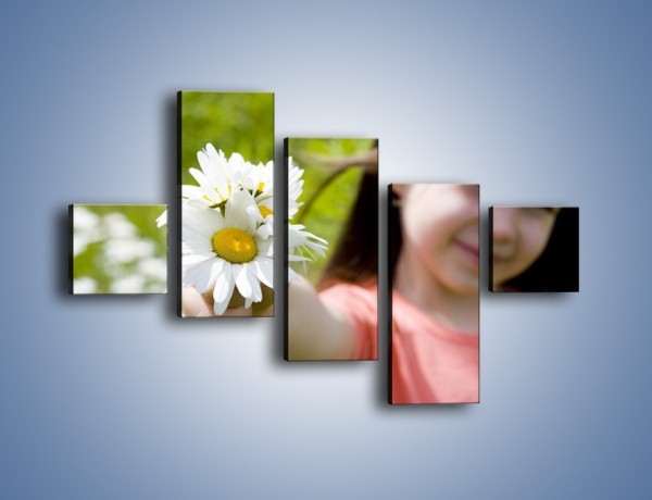 Obraz na płótnie – Kwiatki od małej dziewczynki – pięcioczęściowy L255W3