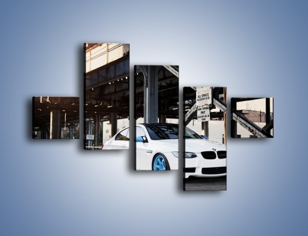 Obraz na płótnie – BMW E92 M3 Coupe pod starym mostem – pięcioczęściowy TM088W3