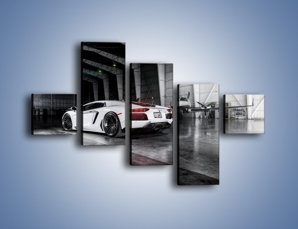 Obraz na płótnie – Lamborghini Aventador i samolot w tle – pięcioczęściowy TM204W3