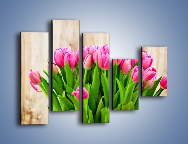Obraz na płótnie – Różowe tulipany na drewnianym stole – pięcioczęściowy K937W4