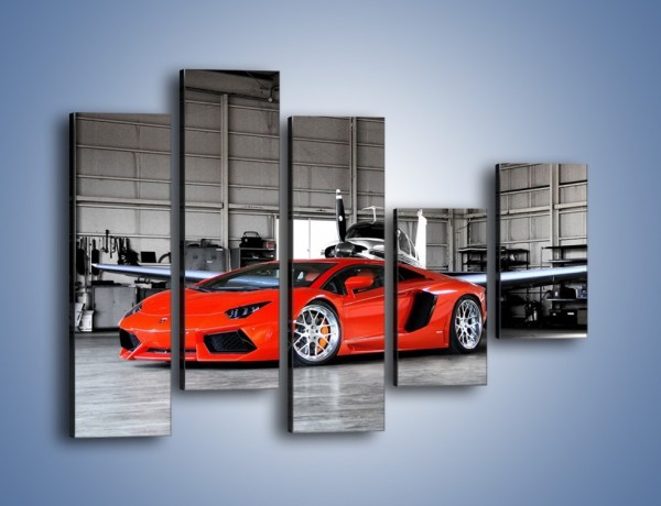 Obraz na płótnie – Lamborghini Aventador w hangarze – pięcioczęściowy TM191W4