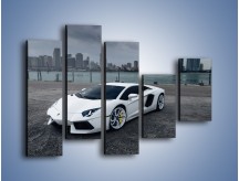 Obraz na płótnie – Lamborghini Aventador na tle miasta – pięcioczęściowy TM197W4