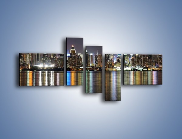 Obraz na płótnie – Światła miasta w lustrzanym odbiciu wody – pięcioczęściowy AM222W5
