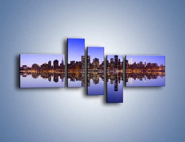 Obraz na płótnie – Panorama Manhattanu w odbiciu wody – pięcioczęściowy AM798W5