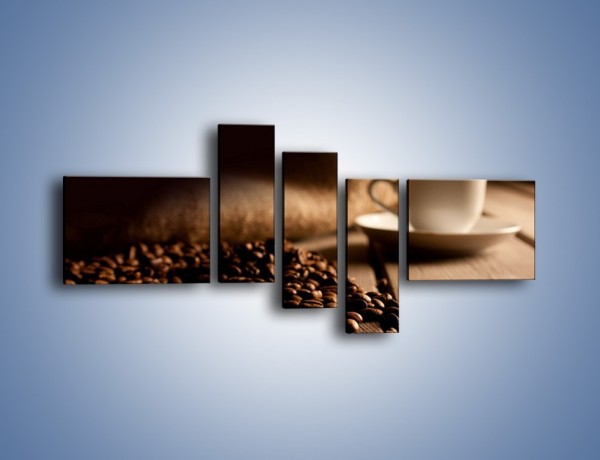 Obraz na płótnie – Ziarna kawy na drewnianym stole – pięcioczęściowy JN457W5