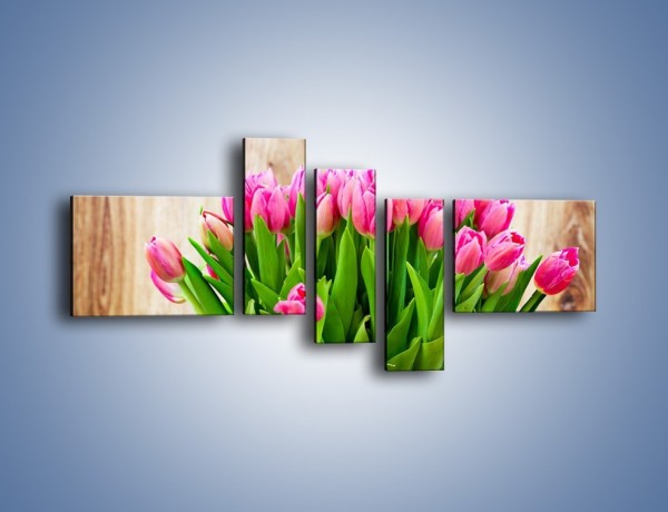 Obraz na płótnie – Różowe tulipany na drewnianym stole – pięcioczęściowy K937W5