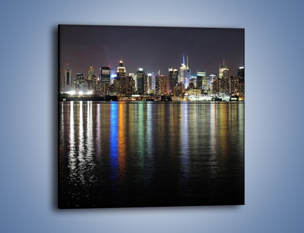 Obraz na płótnie – Światła miasta w lustrzanym odbiciu wody – jednoczęściowy kwadratowy AM222