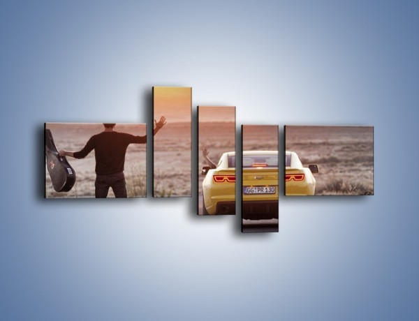 Obraz na płótnie – Chevrolet Camaro na pustynnej drodze – pięcioczęściowy TM080W5