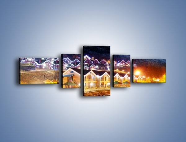 Obraz na płótnie – Oświetlone domki pod górami – pięcioczęściowy AM070W6