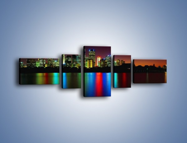 Obraz na płótnie – Odbicie kolorowych świateł miasta w wodzie – pięcioczęściowy AM146W6