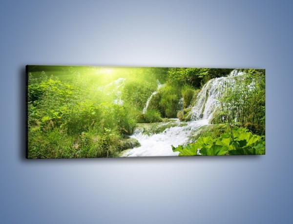 Obraz na płótnie – Wodospad ukryty w zieleni – jednoczęściowy panoramiczny KN228
