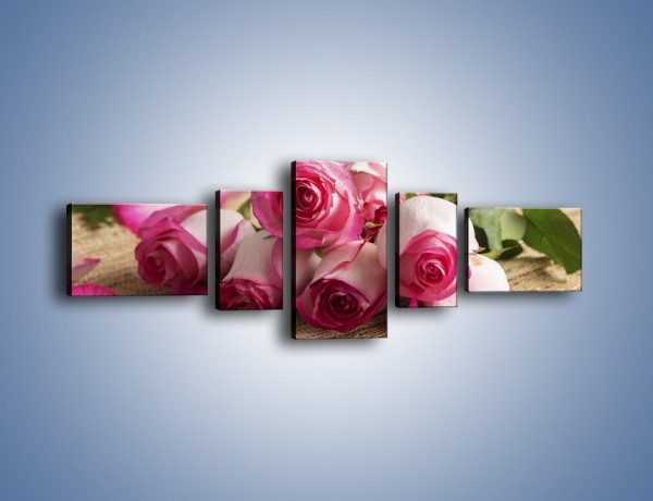 Obraz na płótnie – Zapomniane chwile wśród róż – pięcioczęściowy K838W6