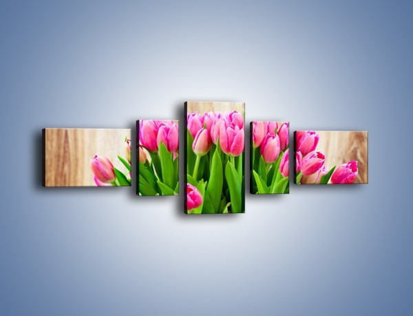 Obraz na płótnie – Różowe tulipany na drewnianym stole – pięcioczęściowy K937W6