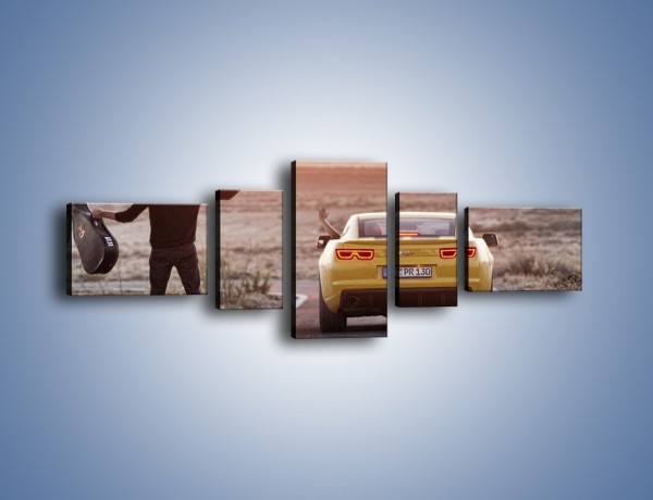 Obraz na płótnie – Chevrolet Camaro na pustynnej drodze – pięcioczęściowy TM080W6