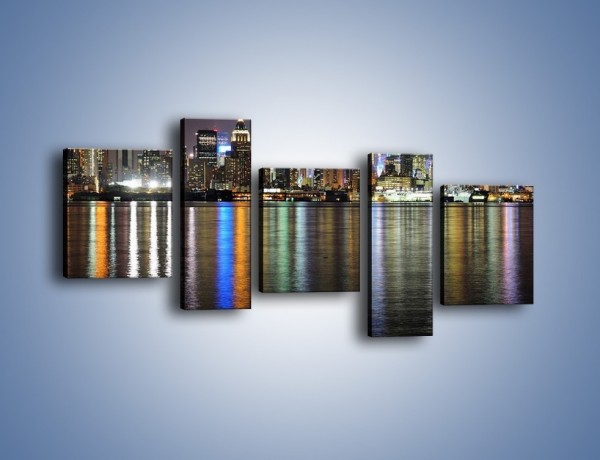 Obraz na płótnie – Światła miasta w lustrzanym odbiciu wody – pięcioczęściowy AM222W7