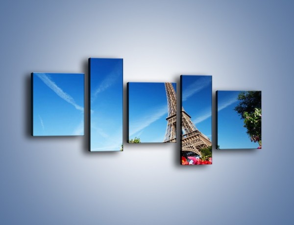 Obraz na płótnie – Wieża Eiffla pod błękitnym niebem – pięcioczęściowy AM379W7