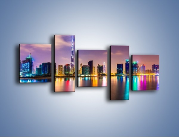 Obraz na płótnie – Światła Dubaju odbite w wodzie – pięcioczęściowy AM761W7