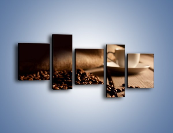 Obraz na płótnie – Ziarna kawy na drewnianym stole – pięcioczęściowy JN457W7