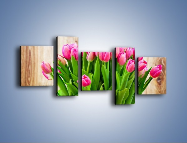 Obraz na płótnie – Różowe tulipany na drewnianym stole – pięcioczęściowy K937W7