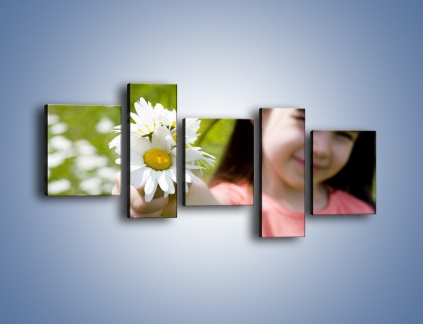 Obraz na płótnie – Kwiatki od małej dziewczynki – pięcioczęściowy L255W7