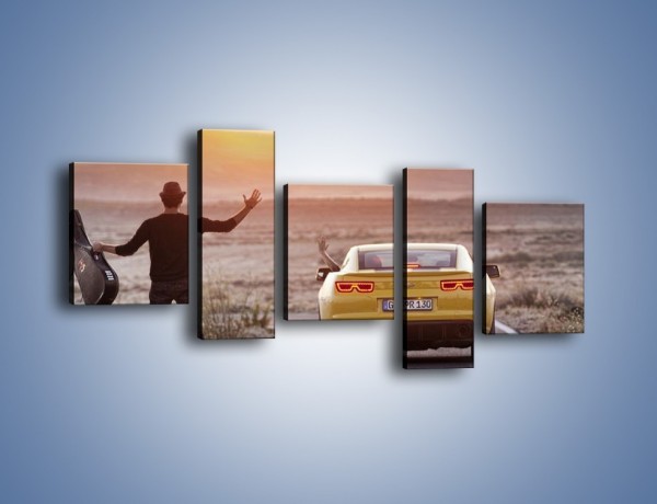 Obraz na płótnie – Chevrolet Camaro na pustynnej drodze – pięcioczęściowy TM080W7