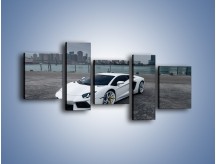 Obraz na płótnie – Lamborghini Aventador na tle miasta – pięcioczęściowy TM197W7