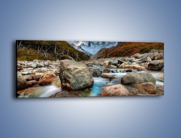 Obraz na płótnie – Niebezpieczny spacer po mokrych kamieniach – jednoczęściowy panoramiczny KN810