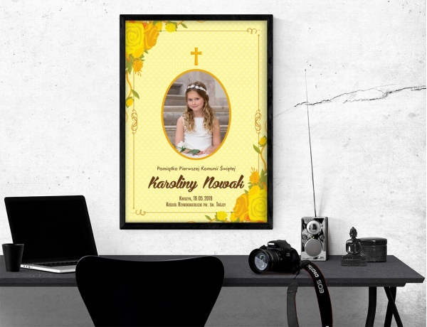 Plakat lub obraz na Pamiątkę I Komunii - Zdjęcie wśród żółtych kwiatów