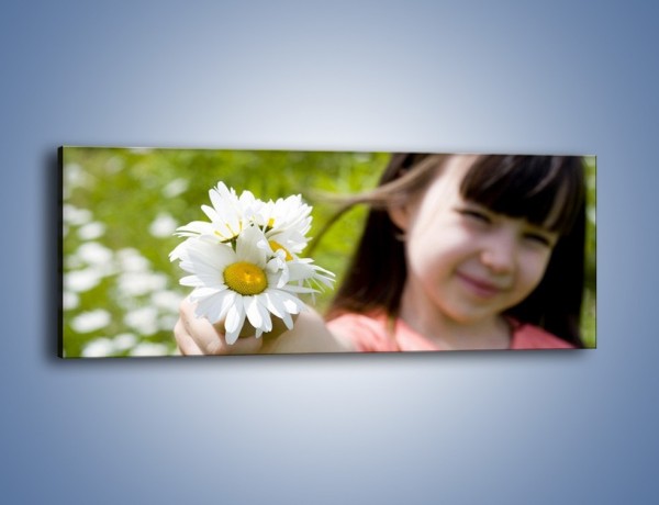 Obraz na płótnie – Kwiatki od małej dziewczynki – jednoczęściowy panoramiczny L255